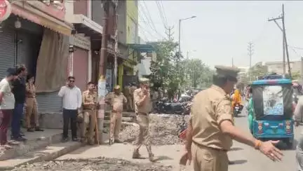 मथुरा: सौख रोड पर ताज होटल के सामने जानवरों के अवशेष मिलने से मचा हड़कंप, पुलिस ने जांच के लिए भेजा