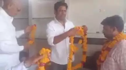 बारां: नगर परिषद उपचुनाव में पार्षद कौशल नागर वार्ड नंबर 13 से 83 वोट से विजयी हुए, कार्यकर्ताओं ने बांटी मिठाई