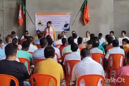 পূব ডিব্ৰুগড়: সাংসদ, জিলা নেতৃত্বৰ উপস্থিতিত জিলা বিজেপিৰ কাৰ্যালয়ত অনুষ্ঠিত হ'ল মোদী চৰকাৰৰ ১১ বছৰীয়া বৰ্ষপুতি