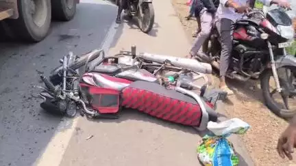 వైరా: ఖమ్మం జిల్లా వైరా మున్సిపాలిటీ పరిధిలోని శాంతినగర్ సమీపంలో టు వీలర్ ను ఢీకొట్టిన లారీ ఒక వ్యక్తికి తీవ్ర గాయాలు