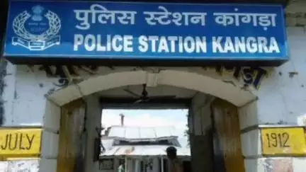 कांगड़ा: खाेली में लावारिस पशुओं को बचाते हुए सड़क पर पलटी कार, तीन लोग हुए घायल