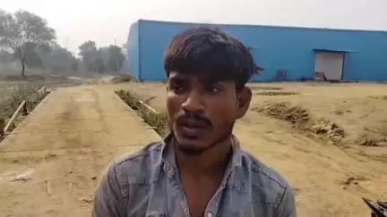 माडा: दिव्या वेयरहाउस से अनाज चोरी करते पकड़ा गया युवक, ग्रामीणों ने माडा पुलिस को सौंपा