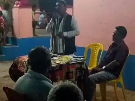 राजगीर विधानसभा क्षेत्र के ग्राम कुल में ग्राम वासियों के बीच जनहित के मुद्दे को रखते हुए भावी प्रत्याशी डॉ.अमित पासवान