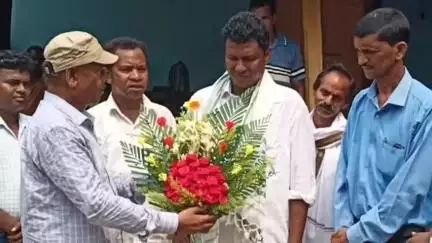 বিনপুর ২: স্বাস্থ্যকেন্দ্রের চতুর্থ শ্রেণীর কর্মী থেকে সোজা WBCS অফিসার কবীন্দ্র হাঁসদাকে গাড়পাহাড়ে গিয়ে সংবর্ধনা জানালেন সাংসদ