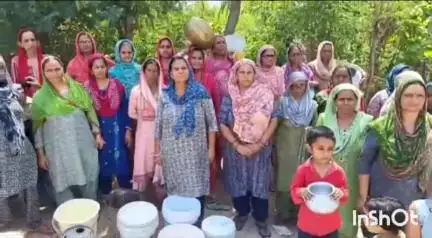 जवाली: हरनोटा के एक क्षेत्र के लोगों को पिछले पांच दिन से नहीं मिल रहा पानी, खाली बर्तन लेकर किया प्रदर्शन