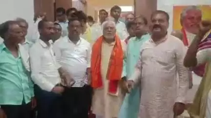बिहार: सर्किट हाउस में सहकारिता मंत्री प्रेम कुमार ने बिहार में सब्जी प्रसंस्करण योजना पर अधिकारियों के साथ बैठक की