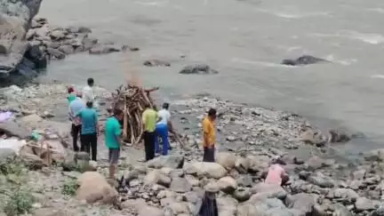 पौड़ी: कंडार देहलचौरी के 83 वर्षीय कांग्रेस कार्यकर्ता कमल सिंह नेगी को कांग्रेस पार्टी के झंडे में लपेटकर दी गई अंतिम विदाई