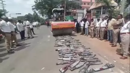 ಚಿಕ್ಕಬಳ್ಳಾಪುರ: ಕರ್ಕಶ ಶಬ್ದದೊಂದಿಗೆ ನಾಗರೀಕರಿಗೆ ತೊಂದರೆ ಕೊಡ್ತಿದ್ದ ಸೈಲೆನ್ಸರ್ ಗಳಿಗೆ ಬ್ರೇಕ್ ಚಿಕ್ಕಬಳ್ಳಾಪುರ ಪೊಲೀಸರಿಂದ ಸೈಲೆನ್ಸರ್ ನಾಶ.