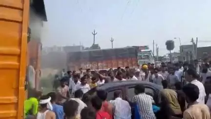 संभल:-ढाबे के पास खड़े कंटेनर में लगी आग,कंटेनर में रखा घरेलू सामान जलकर राख,फायर ब्रिगेड ने 1 घंटे में बमुश्किल आग