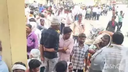 बंडा: बंडा में डी ए पी खाद के लिए किसान हो रहे परेशान, नहीं है छाया की व्यवस्था #jansamasya