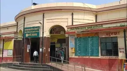 जिला अस्पताल की इमरजेंसी ओपीडी में डॉक्टर और स्टाफ से हुई हाथापाई, CCTV में कैद हुई पूरी घटना