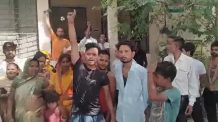 फिरोज़ाबाद: रहना स्थित बिजली घर पर बिजली कटौती की समस्या से परेशान लोगों ने जमकर किया बवाल #jansamasya