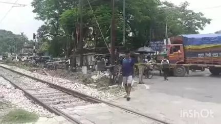 কোচবিহার ১: রেলঘুমটির রেল গেট বিকল হয়ে যাওয়ায় সমস্যায় পড়েছে নিত্যযাত্রীরা, কি জানাচ্ছেন রেল কর্মী শুনুন 
#jansamasya