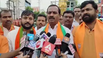 సిద్దిపేట అర్బన్: బిజెపి ప్రభుత్వం 11 సంవత్సరాలు పూర్తి చేసుకున్న సందర్భంగా పిఎం చిత్రపటానికి పాలాభిషేకం.జిల్లా బిజెపి అధ్యక్షుడు శంకర్