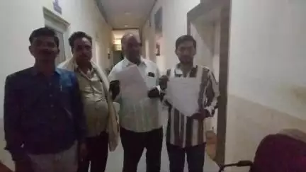 बूंदी: सरपंच एवं ग्राम विकास अधिकारी के खिलाफ कार्रवाई की मांग को लेकर सीईओ कार्यालय पर दिया गया ज्ञापन