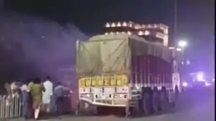 गोहरगंज: मंडीदीप में फायर स्टेशन के सामने ट्रक में लगी आग, ड्राइवर की सूझबूझ से टला हादसा