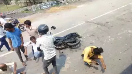 बरेली: सीबीगंज थाना क्षेत्र के झुमका चौराहे के पास तेज रफ्तार टेम्पो ने बाइक में मारी टक्कर, 3 बाइक सवार हुए घायल