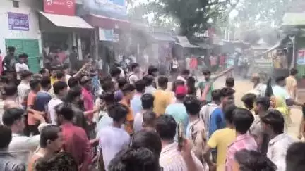 চোপড়া: লক্ষ্মীপুরে চা-বাগান থেকে উদ্ধার যুবতির রক্তাক্ত মৃতদেহ; খুনের অভিযোগ পরিবারের, রাস্তায় টায়ার জ্বালিয়ে বিক্ষোভ