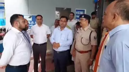 लखीसराय: डीएम ने समाहरणालय के गांधी मैदान स्थित ईवीएम गोदाम का किया निरीक्षण, एसपी भी रहे मौजूद