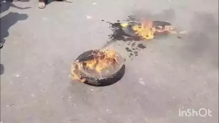 বারাসাত ১: স্মার্ট মিটার বাতিলের দাবিতে বারাসাতে রাস্তা অবরোধ করে টায়ার জ্বালিয়ে বিক্ষোভ #jansamasya