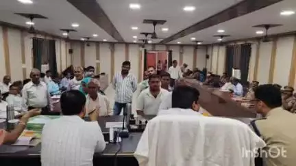 अलीगंज: एडीएम वित्त एवं राजस्व लालता प्रसाद शाक्य की अध्यक्षता में तहसील अलीगंज के सभागार में संपूर्ण समाधान दिवस का आयोजन हुआ
