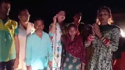 किन्नर समाज सेवा समिति मंगलामुखी दीपिका बाई  गांव वाला राजपुरा में गरीब कन्या को जरूरतमंद शादी का सामान देकर आशीर्वाद