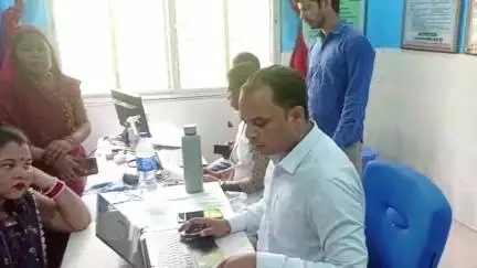 आंदर: आंदर सामुदायिक स्वास्थ्य केंद्र में एएनसी जांच के लिए उमड़ी गर्भवती महिलाओं की भीड़