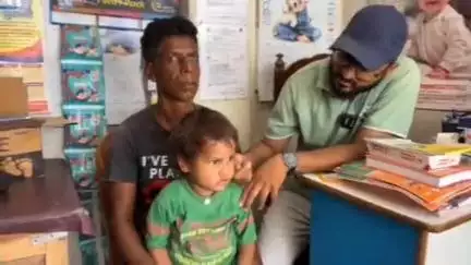 डुमरा: राजोपट्टी में भटकता मिला मासूम बच्चा, हाथ में कलावा और गले में है हनुमानी