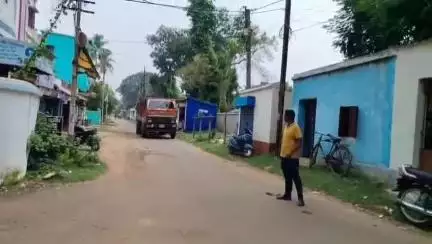 মেদিনীপুর: বিনা অনুমতিতে গাছ কেটে পাচার হচ্ছিল, বেলপতরিতে কাঠ সহ লরি আটক বনদপ্তরের
