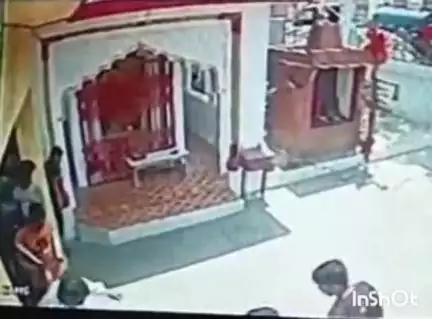 इंदौरा: लोदवाँ के एक मंदिर के पुजारी के साथ हुई धक्कामुक्की का वीडियो सोशल मीडिया पर हुआ वायरल, CCTV कैमरों में कैद हुई घटना
