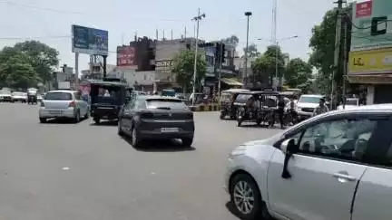 जगाधरी: यमुनानगर: बढ़ती गर्मी में सावधानी बरतते हुए बाजार में निकलीं डिप्टी सिविल सर्जन दिव्या मंगला