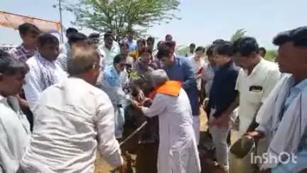 पीपलू: जिला प्रमुख सरोज बंसल ने वंदे गंगा जल संरक्षण जन अभियान के तहत बोरखंडी खुर्द तालाब पर आयोजित कार्यक्रम में की शिरकत