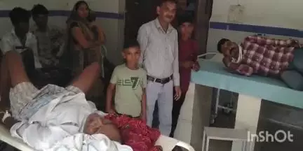 कुक्षी: सिलकुआ में कचरे से भरे ट्रक ने पिकअप को मारी टक्कर, 6 घायल, 1 बड़वानी रेफर, पिथमपुर जा रहे थे लोग