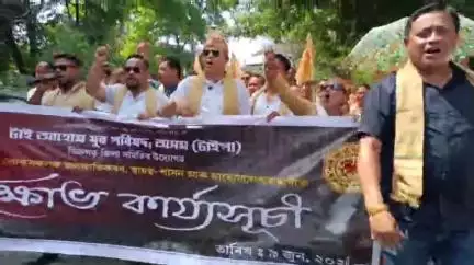 পূব ডিব্ৰুগড়: টাই আহোম জনগোষ্ঠীক জনজাতিকৰণৰ দাবীৰে জিলা আয়ুক্ত কাৰ্যালয়ৰ সন্মুখত টাই আহোম যুৱ পৰিষদৰ প্ৰতিবাদ