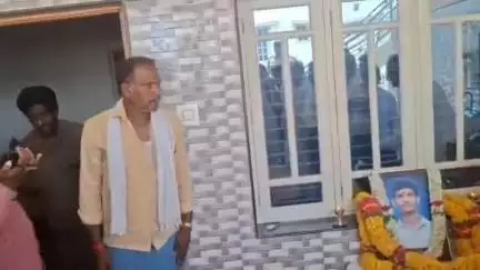 ಚಿಂತಾಮಣಿ: ಆರ್‌ಸಿಬಿ ವಿಜಯೋತ್ಸವ ಕಾಲ್ತುಳಿತದಲ್ಲಿ ಮೃತಪಟ್ಟ ಶ್ರವಣ್ ಮನೆಗೆ ಜಿಲ್ಲಾಧಿಕಾರಿ ಭೇಟಿ, ₹25 ಲಕ್ಷದ ಪರಿಹಾರ ಚೆಕ್ ವಿತರಣೆ