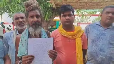 बिधूना: बेला थाना क्षेत्र के पृथ्वीपुर गांव में मंदिर परिसर के आसपास गंदगी फैलाने का लोगों ने लगाया आरोप, पुलिस से लगाई गुहार