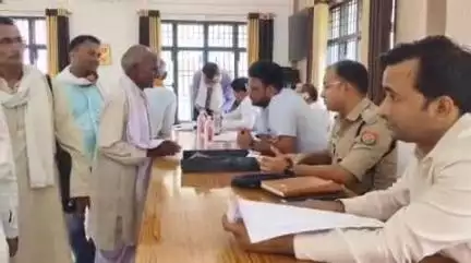 चकिया: तहसील परिसर चकिया में सम्पूर्ण समाधान दिवस पर उपजिलाधिकारी द्वारा प्रार्थना पत्रों का किया जा रहा है निस्तारण