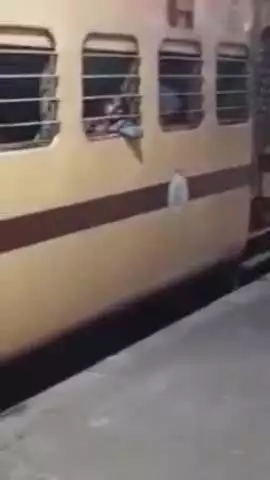 करछना: छिवकी रेलवे स्टेशन प्लेटफार्म नंबर 4 पर स्पेशल ट्रेन का एसी खराब होने पर यात्रियों ने बवाल करते हुए रोकी ट्रेन