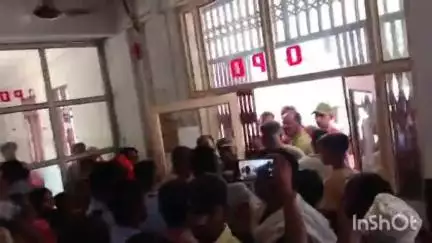 सिरौली गौसपुर: सीएचसी सिरौली गौसपुर में डॉक्टरों द्वारा बाहर की दवा लिखने पर मरीजों ने जमकर किया हंगामा, मौके पर पहुंची पुलिस