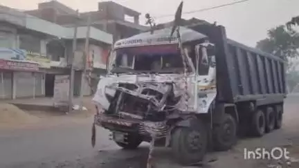 बालूमाथ: वन विभाग कार्यालय के पास खड़े ट्रक को हाईवा ने मारी टक्कर, कोई हताहत नहीं