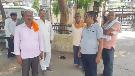 रामपुर: ग्राम धनेली पूर्वी में अज्ञात वाहन की टक्कर से 57 वर्षीय किसान की हुई मौत, ज़िला अस्पताल में कराया गया पोस्टमार्टम