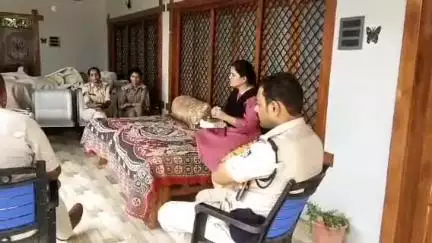 नरसिंहपुर: गाडरवारा में CM के कार्यक्रम को लेकर सालीचौका में कांग्रेसी नेताओं को पहले घर में किया गया नज़रबंद, फिर लाया गया उप थाने