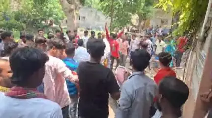 ভগবানগোলা ১: প্রচণ্ড গরমে নাজেহাল গ্রামবাসী, ইলেকট্রিক না থাকায় ভগবানগোলা অফিস ঘেরাও ও বিক্ষোভ #jansamasya