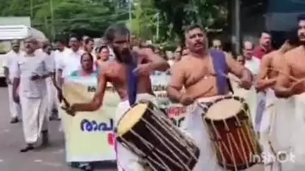 തിരുവല്ല: ആശാ വർക്കർമാരുടെ രാപ്പകൽ സമര യാത്രയ്ക്ക് തിരുവല്ല KSRTC സ്റ്റാൻഡിന് മുൻവശം ഉജ്ജ്വല വരവേൽപ്പ്