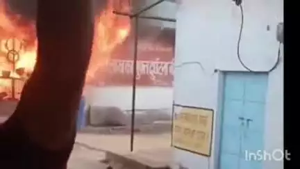 सरमथुरा: बरौली गांव में मोटर पार्ट्स की दुकान में लगी आग, स्थानीय लोगों में मची अफरा-तफरी