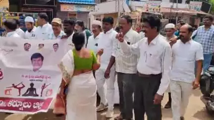 ఎమ్మిగనూరు: ఎమ్మిగనూరు : గోనెగండ్లలో ఎంపీడీవో ఆధ్వర్యంలో యోగేంద్ర ర్యాలీ.. రోజుకు గంట అయినా యోగాసనాలు వేయాలి..