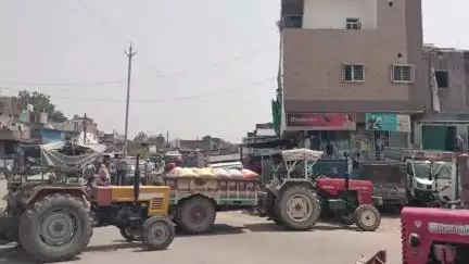 दतिया: कृषि उपज मंडी भांडेर में व्यापारी हड़ताल पर, ग्रामीण क्षेत्र से आए किसानों ने लहार रोड पर लगाया जाम