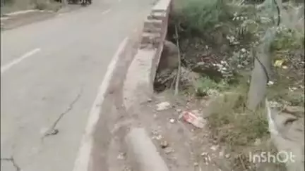सलोन: इंद्रा नगर बसंतगंज चौराहा स्थित पुलिया क्षतिग्रस्त, हादसों को दे रही दावत, जिम्मेदार कर रहे हैं अनदेखी