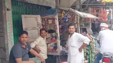 पूरनपुर: स्टेशन रोड पुलिस चौकी से कुछ ही दूर पर पान के खोखे से खिड़की तोड़कर चोरी