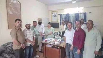 नाहन: जिला सिरमौर के निजी बस ऑपरेटर ने अपनी समस्याओं को लेकर आरटीओ सिरमौर सोना चौहान से की मुलाकात
